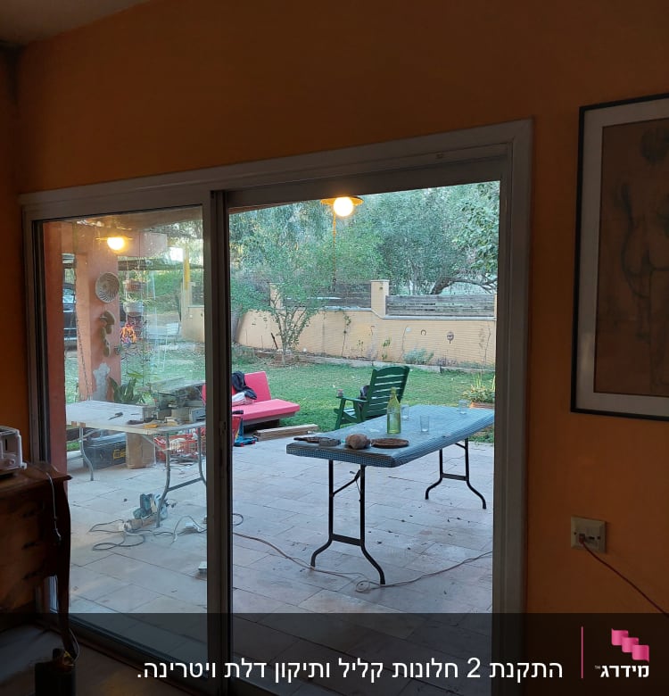 דלת הזזה מאלומיניום עם מסגרת אפורה